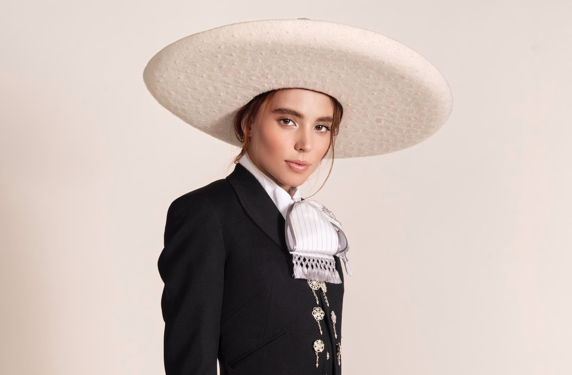 Fotografía cedida por Universal Music donde aparece la cantante mexicana estadounidense Majo Aguilar quien lanzó este jueves su nuevo álbum 'Mariachi mío', el más personal y ambicioso de su carrera, según una nota de su agencia. EFE/Universal Music /SOLO USO EDITORIAL /NO VENTAS /SOLO DISPONIBLE PARA ILUSTRAR LA NOTICIA QUE ACOMPAÑA /CRÉDITO OBLIGATORIO