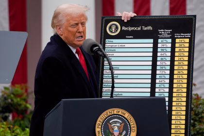 Fotografía de archivo fechada el 2 de abril de 2025 del presidente de Estados Unidos, Donald Trump, mostrando una tabla con aranceles aplicables a socios comerciales de Estados Unidos, durante una rueda de prensa en el Jardín de las Rosas de la Casa Blanca en Washington (Estados Unidos). EFE/ Kent Nishimura / POOL