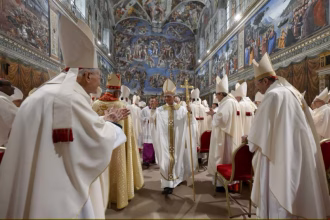 El papa León XIV celebrando la misa con los cardenales electores en la Capilla Sixtina, en la Ciudad del Vaticano, el 9 de mayo de 2025. EFE/EPA/VATICAN MEDIA HANDOUT HANDOUT SÓLO PARA USO EDITORIAL/NO VENTAS