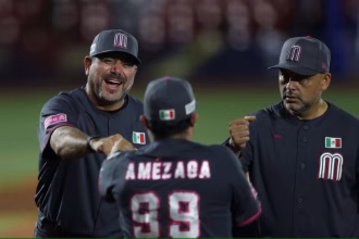 Benjamín Gil (i), entrenador de México saluda a sus compañeros del cuerpo técnico durante un juego en el Estadio Panamericano de Béisbol, en Guadalajara (México). Fotografía de archivo. EFE/ Francisco Guasco