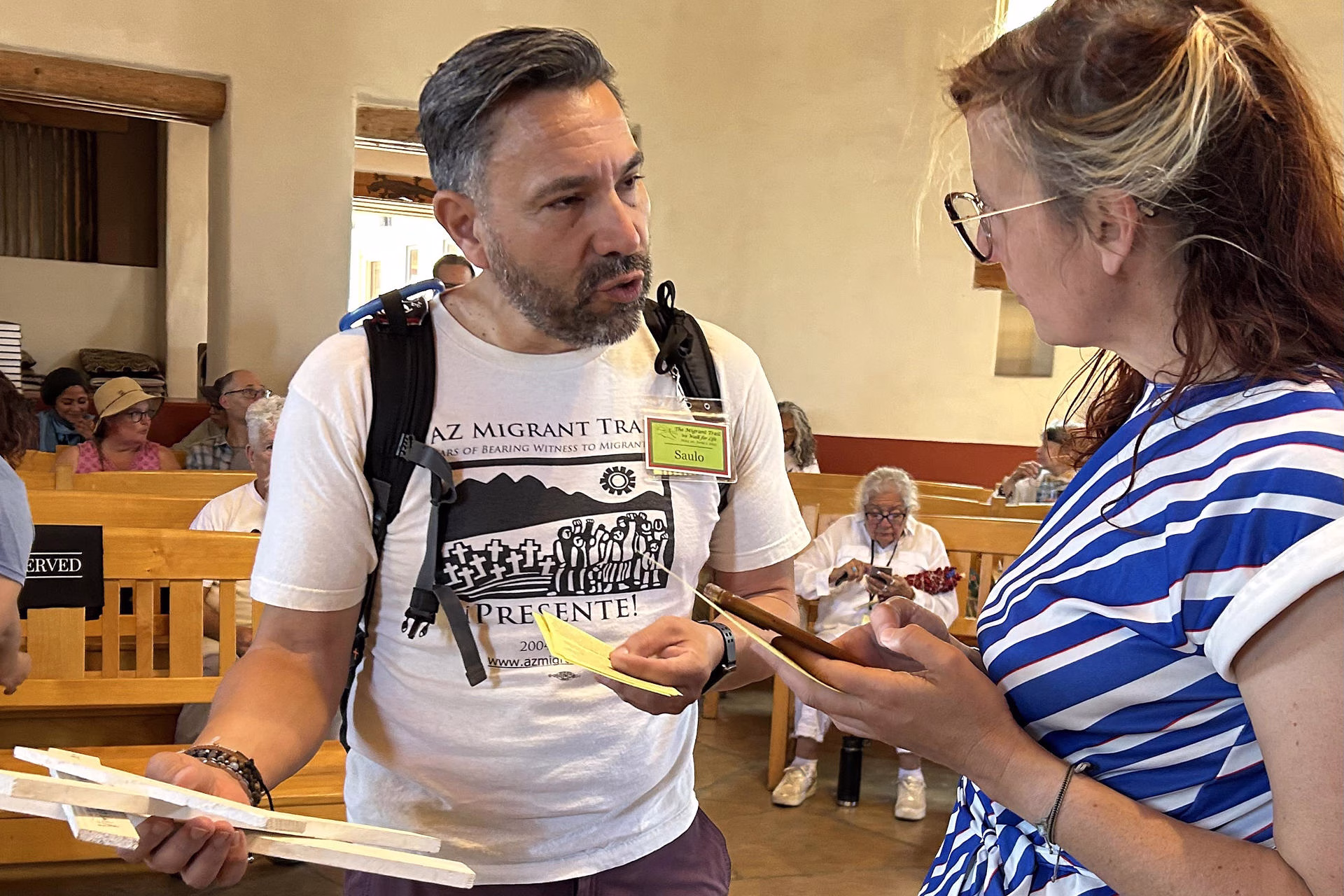 El coordinador del Programa Nacional de Educación Migratoria del Comité Central Menonita, Saulo Padilla (i), habla previo a la Caminata Migrante este lunes, en Tucson (Estados Unidos). EFE/ María León