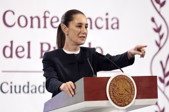 La presidenta de México, Claudia Sheinbaum, habla en una rueda de prensa en el Palacio Nacional en Ciudad de México (México). Imagen de archivo. EFE/José Méndez