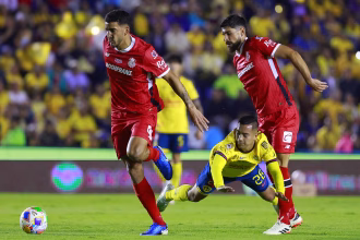 Erick Sánchez (c) de América disputa un balón con Andrés Pereira (i) y Bruno Méndez de Toluca este jueves, en un partido de ida de la final del torneo Clausura 2025 de la Liga MX entre América y Toluca en el estadio Ciudad de los Deportes en Ciudad de México (México). EFE/ Sáshenka Gutiérrez