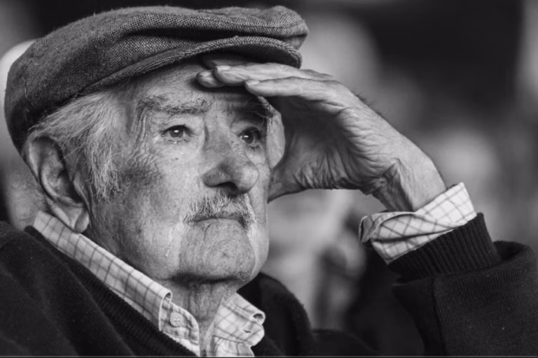 Fotografía de archivo del expresidente uruguayo José 'Pepe' Mujica durante un homenaje, en Montevideo (Uruguay). EFE/ Gastón Britos
