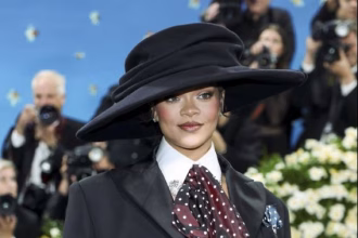 Rihanna posa en la alfombra roja de la Met Gala en Nueva York (EE. UU.), el 5 de mayo de 2025. EFE/EPA/JUSTIN LANE