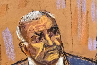 Reproducción fotográfica de un dibujo realizado por la artista Jane Rosenberg del exsecretario de Seguridad Pública mexicano, Genaro García Luna, durante un juicio, en el Tribunal Federal de Brooklyn en Nueva York (EE. UU). Imagen de archivo. EFE/Jane Rosenberg