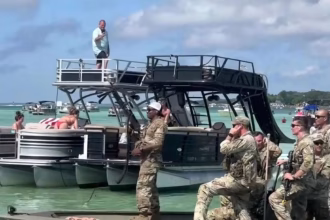Captura de pantalla de un vídeo de Wam Water Adventures donde aparecen unos instructores militares pertenecientes al Sexto Batallón de Entrenamiento de Rangers del Ejército de los Estados Unidos, disparando balas de fogueo en una playa pública de Crab Island, Florida (EE.UU.). EFE/ Wam Water Adventures /SOLO USO EDITORIAL/NO VENTAS/SOLO DISPONIBLE PARA ILUSTRAR LA NOTICIA QUE ACOMPAÑA (CRÉDITO OBLIGATORIO)