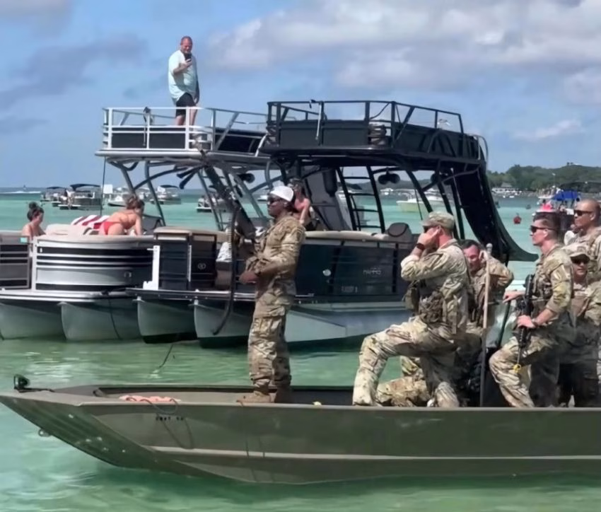 Captura de pantalla de un vídeo de Wam Water Adventures donde aparecen unos instructores militares pertenecientes al Sexto Batallón de Entrenamiento de Rangers del Ejército de los Estados Unidos, disparando balas de fogueo en una playa pública de Crab Island, Florida (EE.UU.). EFE/ Wam Water Adventures /SOLO USO EDITORIAL/NO VENTAS/SOLO DISPONIBLE PARA ILUSTRAR LA NOTICIA QUE ACOMPAÑA (CRÉDITO OBLIGATORIO)