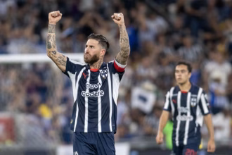 Fotografía de archivo del 16 de abril de 2025 del jugador español Sergio Ramos de Monterrey festejando al final del juego la victoria ante América en el estadio BBVA de Monterrey (México). EFE/ Miguel Sierra