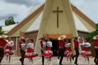 La Huerta: Conoce las tradicionales danzas entre tarimas y cuchillos