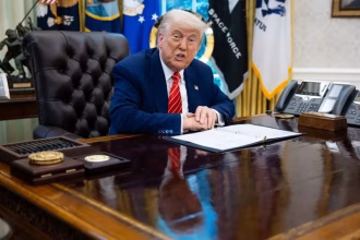 Trump firma decreto que eleva al 50% los aranceles al acero y el aluminio