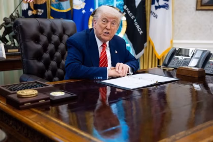 Trump firma decreto que eleva al 50% los aranceles al acero y el aluminio