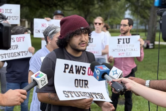 Esai Burgos, estudiante de escritura e historia de la Universidad Internacional de Florida (FIU) y integrante del movimiento ICE Breakers, habla con la prensa durante una protesta en el campus de la institución académica este jueves, en Miami (Estados Unidos). EFE/Alberto Boal