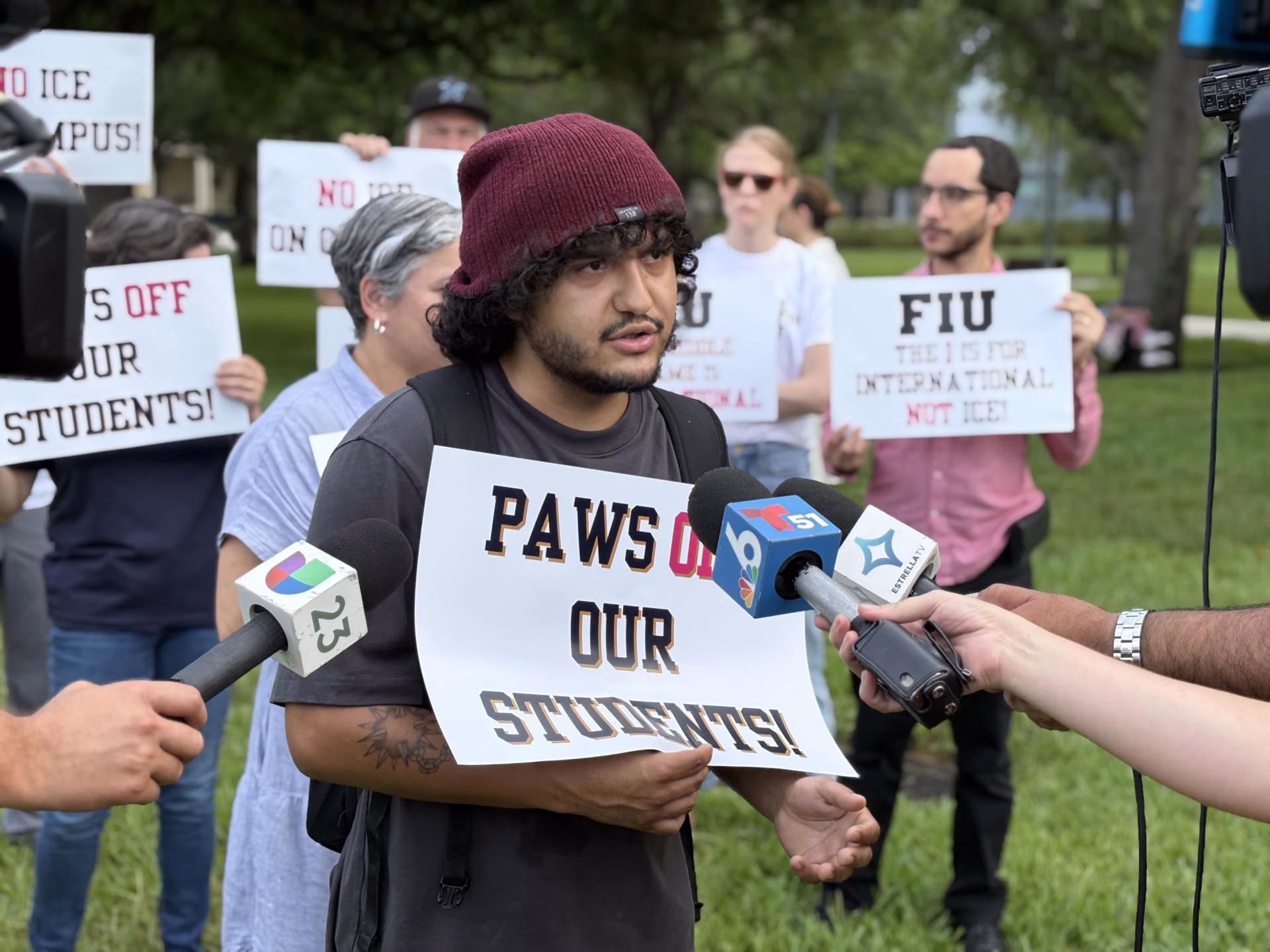 Esai Burgos, estudiante de escritura e historia de la Universidad Internacional de Florida (FIU) y integrante del movimiento ICE Breakers, habla con la prensa durante una protesta en el campus de la institución académica este jueves, en Miami (Estados Unidos). EFE/Alberto Boal