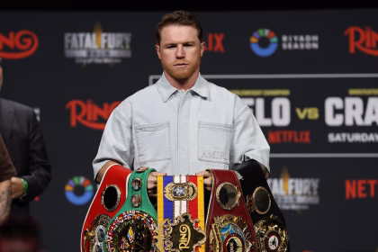 El boxeador mexicano Saúl “Canelo” Álvarez posa con sus cinturones de campeón durante una rueda de prensa de presentación de su combate contra el estadounidense Terence Crawford este viernes, en el Arena T-Mobile de Las Vegas (Estados Unidos). Álvarez y Crawford presentaron su esperado combate del próximo 13 de septiembre. EFE/ Octavio Guzmán