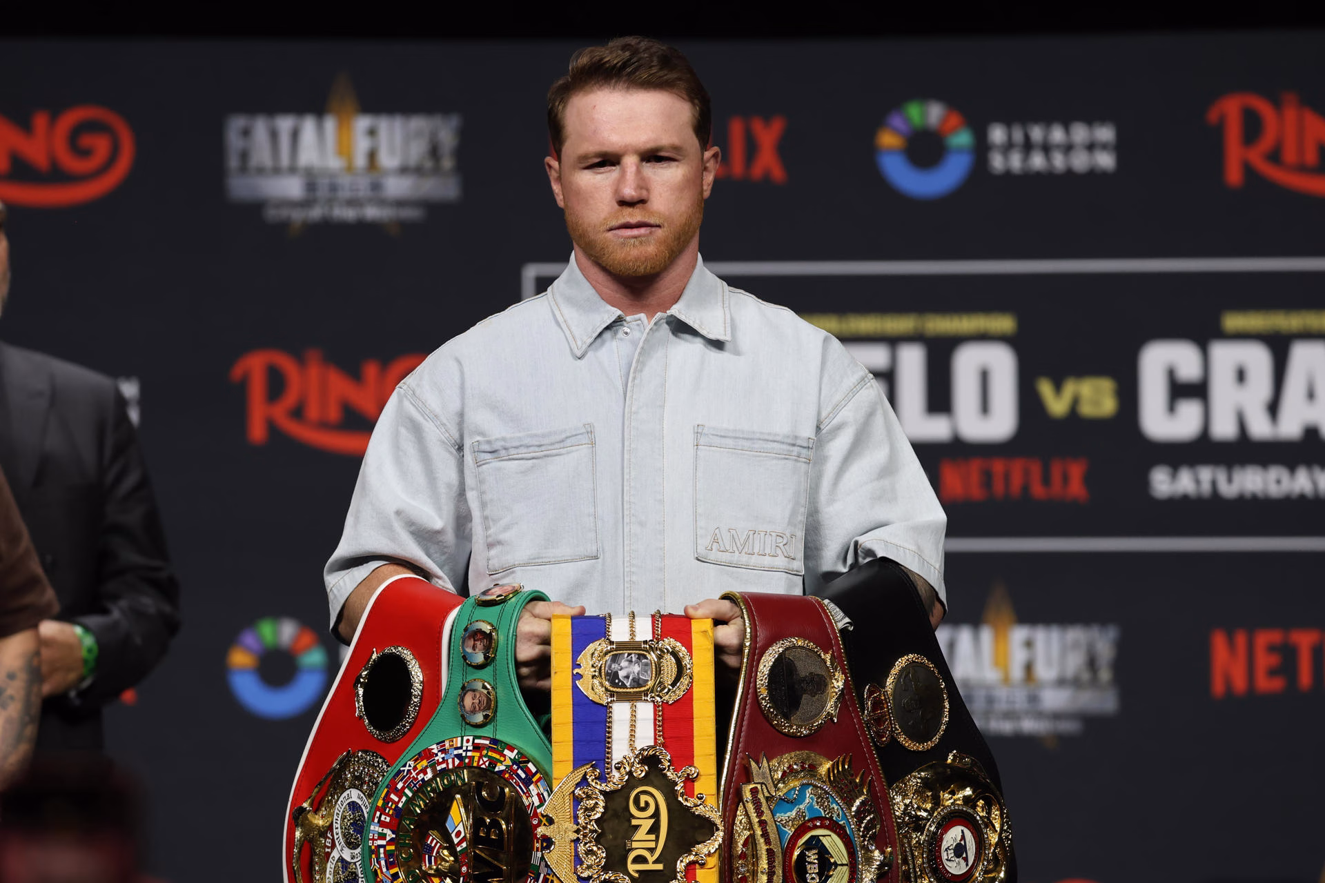 El boxeador mexicano Saúl “Canelo” Álvarez posa con sus cinturones de campeón durante una rueda de prensa de presentación de su combate contra el estadounidense Terence Crawford este viernes, en el Arena T-Mobile de Las Vegas (Estados Unidos). Álvarez y Crawford presentaron su esperado combate del próximo 13 de septiembre. EFE/ Octavio Guzmán