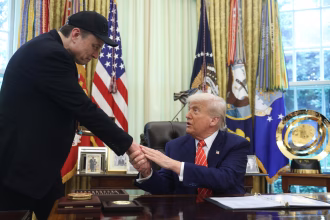 Fotografía de archivo fechada el 30 de Mayo de 2025 del presidente de Estados Unidos, Donald Trump (d) y Elon Musk, dándose la mano durante una conferencia de prensa en la Oficina Oval de la Casa Blanca en Washington (EE.UU.). EFE/EPA/FRANCIS CHUNG / POOL/ARCHIVO