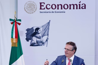 El secretario de Economía de México, Marcelo Ebrard, habla durante una rueda de prensa este martes, en Ciudad de México (México). EFE/Sáshenka Gutiérrez