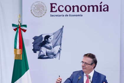 El secretario de Economía de México, Marcelo Ebrard, habla durante una rueda de prensa este martes, en Ciudad de México (México). EFE/Sáshenka Gutiérrez