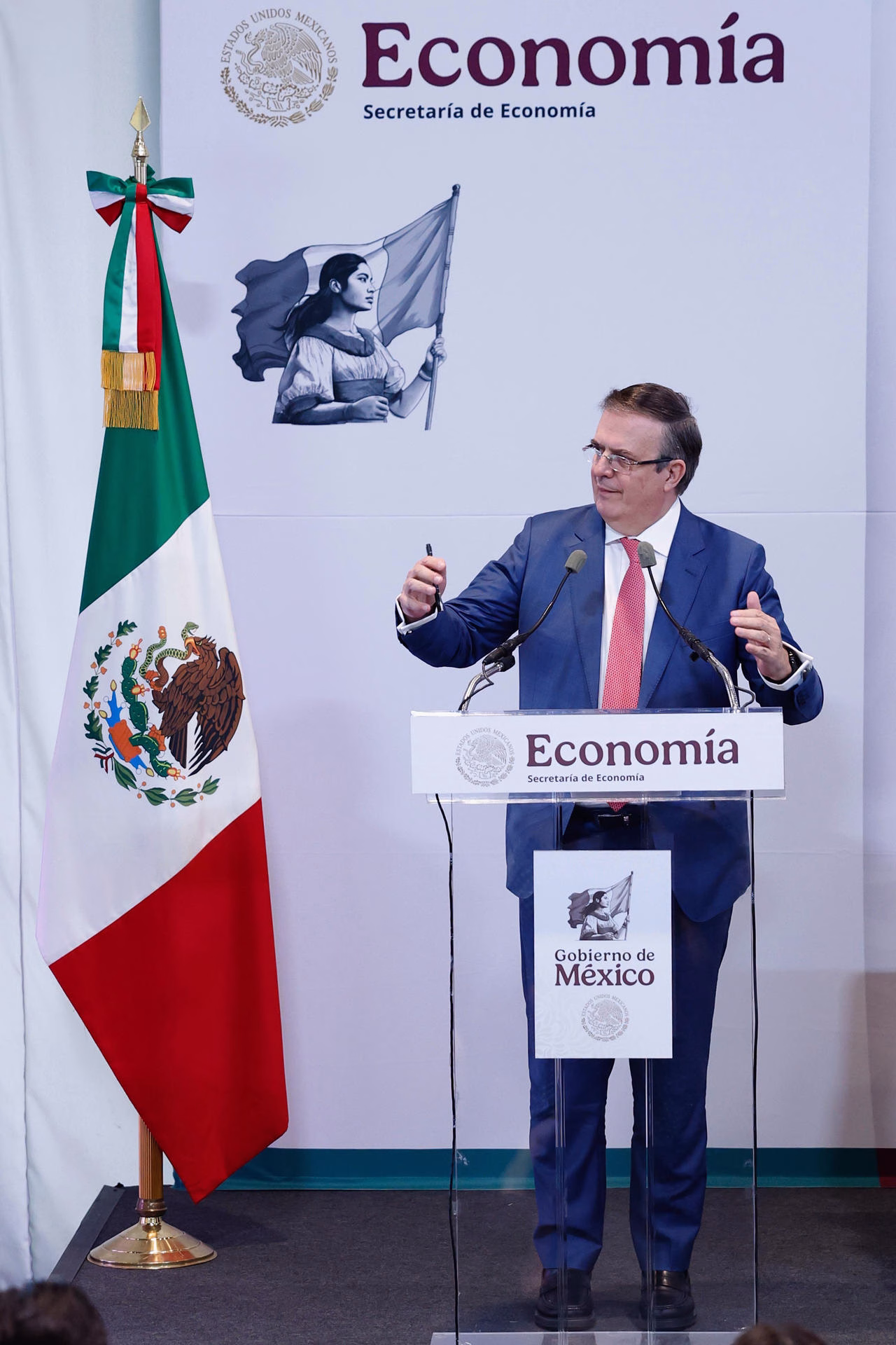 El secretario de Economía de México, Marcelo Ebrard, habla durante una rueda de prensa este martes, en Ciudad de México (México). EFE/Sáshenka Gutiérrez