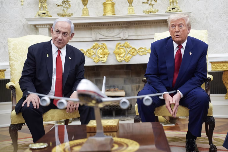 El primer ministro israelí, Benjamín Netanyahu, junto al presidente de Estados Unidos, Donald Trump. EFE/Yuri Gripas
