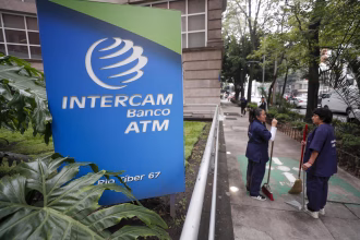 Personas hablan en el exterior de una sucursal del CI Banco, este jueves en Ciudad en México (México). EFE/ Isaac Esquivel