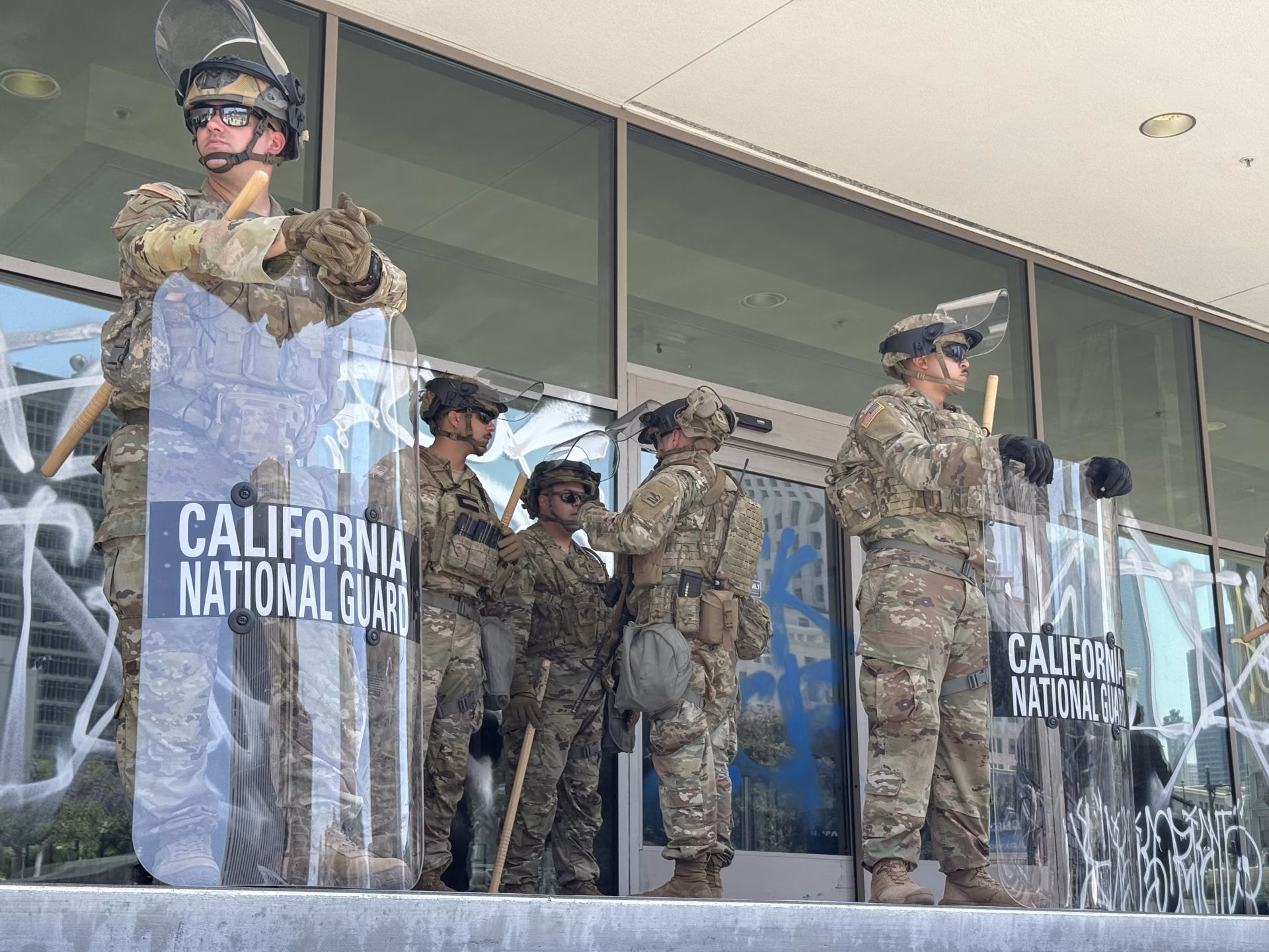 Integrantes de la Guardia Nacional de California esperan a la entrada de un edificio este lunes en el centro de Los Ángeles, California (EE.UU.). EFE/Alex Segura