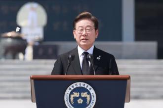 El nuevo presidente surcoreano, Lee Jae-myung, durante una ceremonia del Día de los Caídos en el Cementerio Nacional de Seúl, Corea del Sur, el 6 de junio de 2025. EFE/EPA/YONHAP / POOL SOUTH KOREA OUT