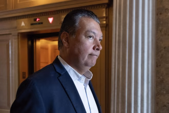 Fotografía de archivo fechada el 20 de junio de 2024 del senador demócrata de California, Alex Padilla, caminando cerca del recinto del Senado en el Capitolio en Washington (EE.UU.). EFE/EPA/MICHAEL REYNOLDS