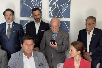 El presidente de la Unión de Partidos Latinoamericanos (UPLA), el argentino Julián Obiglio (i), habla junto a la exdiputada del Partido Popular (PP) de España, Valentina Martínez Ferro (d), durante una rueda de prensa este jueves, en Miami (Estados Unidos). EFE/Alberto Boal