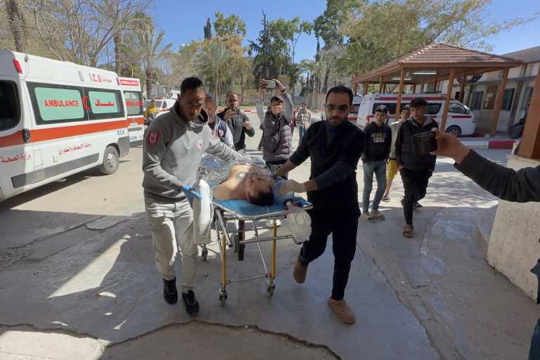 Personal sanitario traslada a un herido al Hospital de los Mártires de Al Aqsa, ubicado en Bei Al Bala, en Gaza. EFE/-