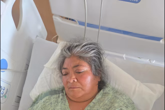 Fotografía cedida por Diana Álvarez donde aparece la inmigrante identificada como Matilde durante su hospitalización, una vendedora de tamales que fue confrontada por agentes de inmigración en el área de Pacoima, en el norte de Los Ángeles (EE.UU.). EFE/Diana Álvarez
