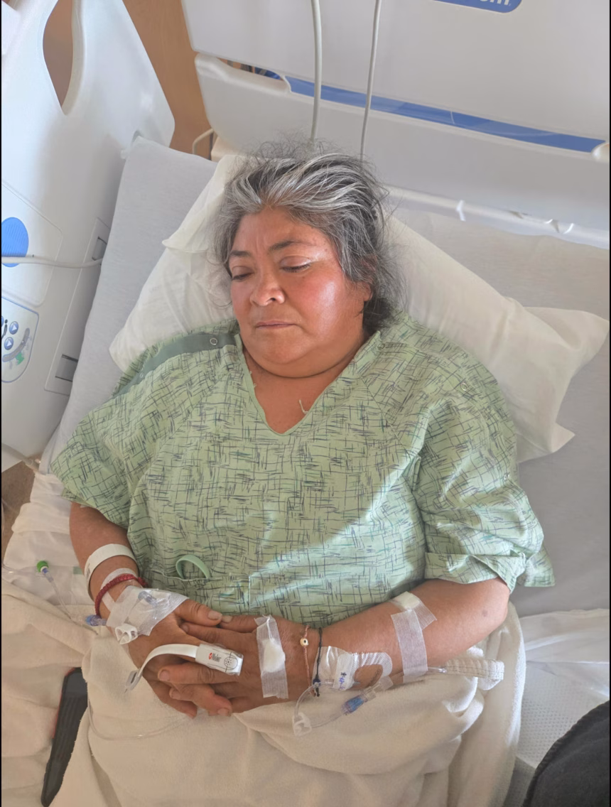 Fotografía cedida por Diana Álvarez donde aparece la inmigrante identificada como Matilde durante su hospitalización, una vendedora de tamales que fue confrontada por agentes de inmigración en el área de Pacoima, en el norte de Los Ángeles (EE.UU.). EFE/Diana Álvarez