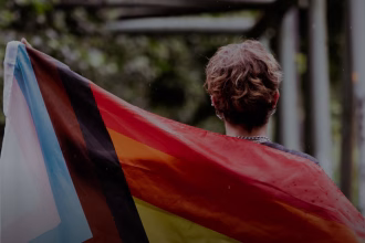 Pride 2025: Celebridades se unen para salvar línea LGBTQ+