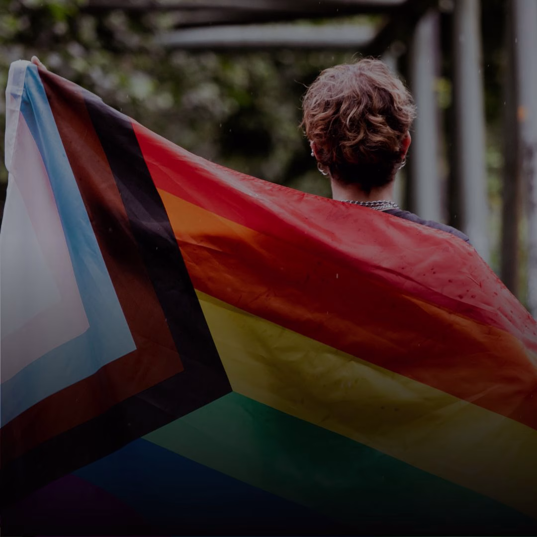 Pride 2025: Celebridades se unen para salvar línea LGBTQ+
