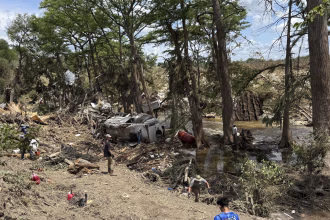 Imagen de archivo de personas que recogen escombros en las zonas afectadas por las recientes inundaciones en Kerrville (EE.UU.). EFE/Octavio Guzmán