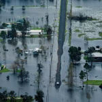 Imagen de archivo de edificios rodeados por las aguas de la inundación tras las fuertes lluvias en Texas. EFE/SMILEY N. POOL/ POOL