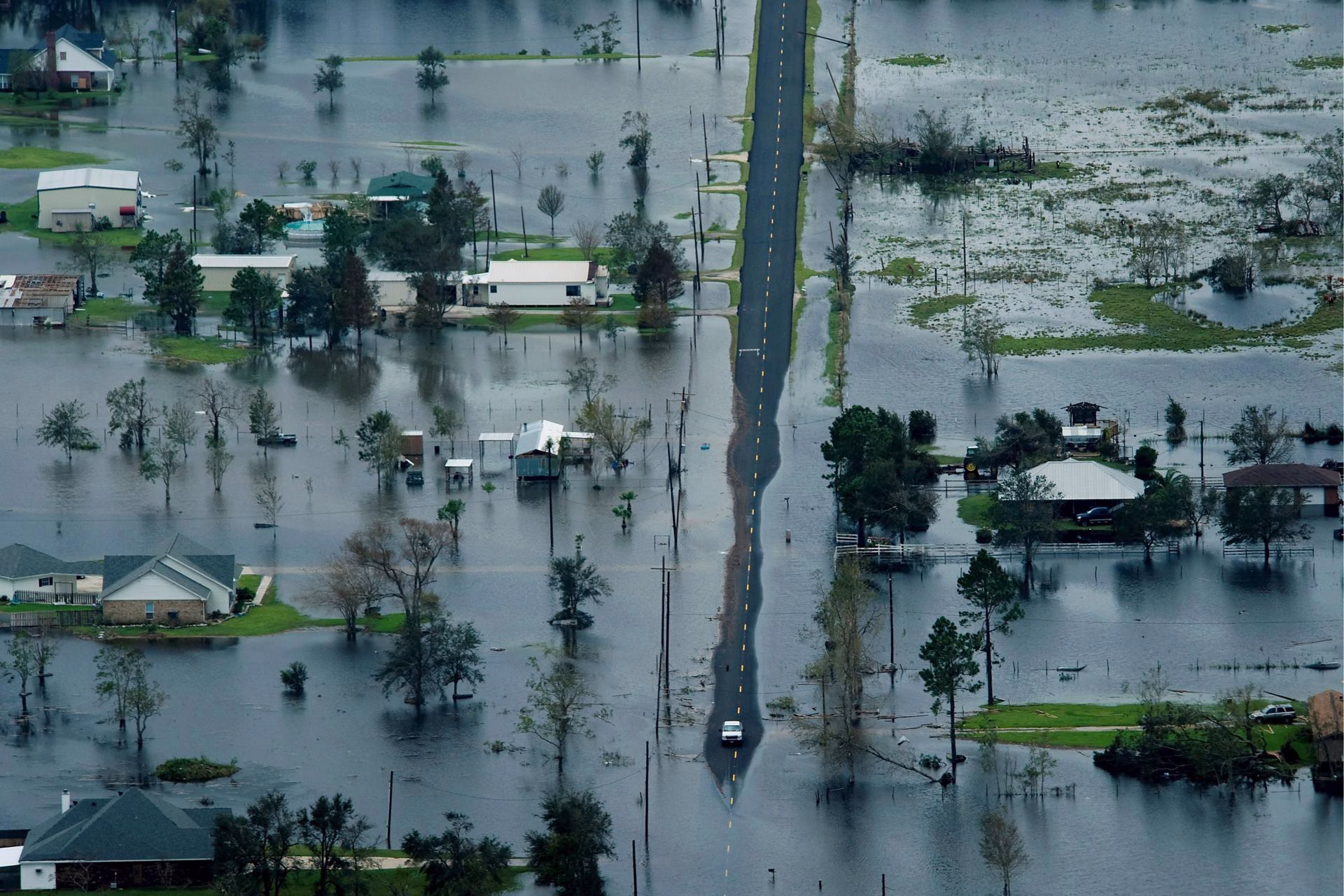 Imagen de archivo de edificios rodeados por las aguas de la inundación tras las fuertes lluvias en Texas. EFE/SMILEY N. POOL/ POOL