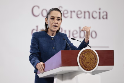 La presidenta de México, Claudia Sheinbaum, habla durante una rueda de prensa este lunes, en Palacio Nacional, en Ciudad de México (México). EFE/ José Méndez
