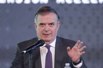 El secretario de Economía, Marcelo Ebrard participa durante una rueda de prensa este martes, en Ciudad de México (México). EFE/ Isaac Esquivel