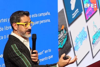 El representante de la alianza 'Hoy por el agua', Gilberto Alcaraz, habla durante una rueda de prensa este martes, en la Ciudad de México (México). EFE/Mario Guzmán