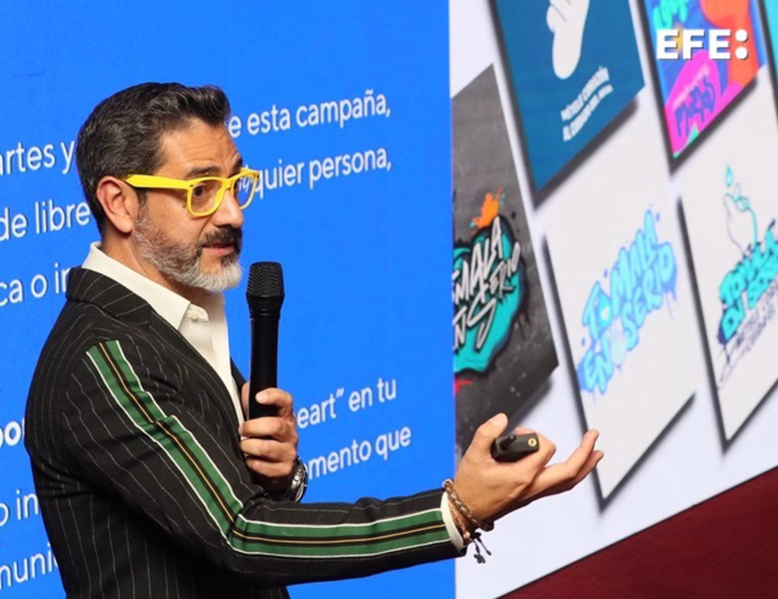 El representante de la alianza 'Hoy por el agua', Gilberto Alcaraz, habla durante una rueda de prensa este martes, en la Ciudad de México (México). EFE/Mario Guzmán