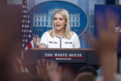 La secretaria de prensa de la Casa Blanca, Karoline Leavitt, habla con los reporteros en la sala de prensa de la Casa Blanca en Washington, DC, EE. UU. EFE/JIM LO SCALZO