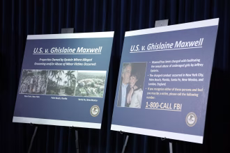 Fotografía de archivo de uno de los casos contra Jeffrey Epstein. EFE/Jason Szenes
