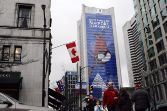 Fotografía de archivo de un grupo de transeúntes al cruzar una avenida de Vancouver (Canadá). EFE/Larry W. Smith