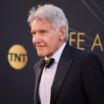 Fotografía de archivo del 26 de abril de 2025 del actor estadounidense Harrison Ford posando en la Gala del Premio a la Trayectoria del American Film Institute, en el Dolby Theatre de Los Ángeles (Estados Unidos). EFE/ Allison Dinner