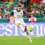 Sergio Ramos del Monterrey golpea el balón. Imagen de archivo. EFE/ Luis Ramírez