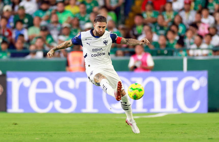 Sergio Ramos del Monterrey golpea el balón. Imagen de archivo. EFE/ Luis Ramírez