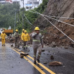 Integrantes de la Comisión Federal de Electricidad trabajan en la zona de un derrumbe provocado por las intensas lluvias en Acapulco (México). Imagen de archivo. EFE/ David Guzmán