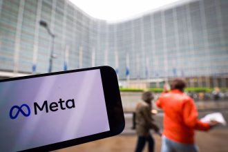Fotografía de archivo del 23 de abril de 2025 del logotipo de la empresa Meta en un teléfono frente a la sede de la Comisión Europea en Bruselas (Bélgica). EFE/ Olivier Hoslet